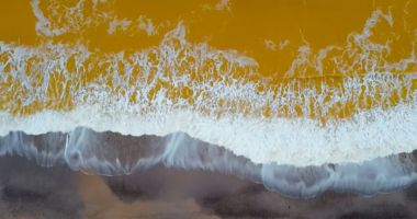 VIDEO: Fenomen spectaculos la început de an! Marea Neagră a devenit galbenă