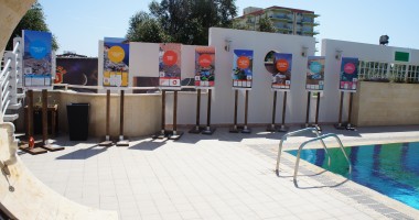 Stire din Social : Mare Nostrum. Expoziție de panouri cu deșeuri marine la Phoenicia Holiday Resort din Mamaia