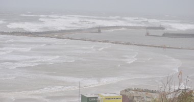 Stire din Social : Vezi aici imagini incredibile: Marea Neagră a înghițit plaja Modern