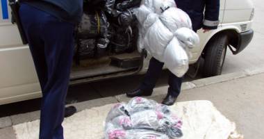 Stire din Eveniment : Mii de perechi de papuci, confiscate în portul Constanța