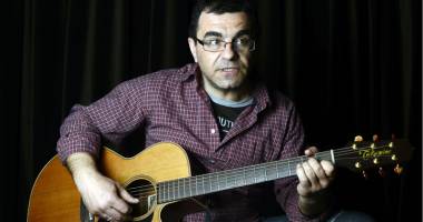 Stire din Cultură-Educație : Mihai Margineanu ne cântă "Paraschiva",  la Harlequin