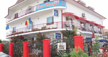 Stire din Diverse : Terasa plină cu flori, la Casa Margo, de la 2 Mai