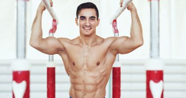 Stire din Sport : Fostul gimnast Marian Drăgulescu va găti o masă caldă pentru 500 de câini din Adăpostul Speranţa