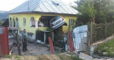 Stire din Eveniment : "Tot omu' are parabolică, dar cine-i gospodar pune Opel!" / NICI MĂCAR ACEST ACCIDENT NU I-A LĂSAT PE ROMÂNI FĂRĂ CUVINTE!