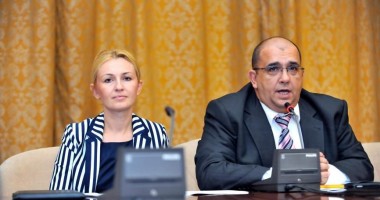 Stire din Politică-Administrație : Maria Stavrositu vrea reintroducerea uniformei școlare