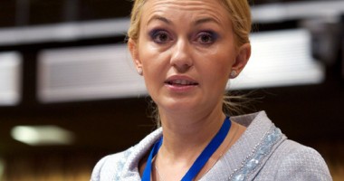 Stire din Politică-Administrație : Intonarea imnului național în școli, obligatorie în fiecare zi de luni