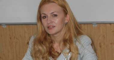 Stire din Politică-Administrație : Maria Stavrositu îi provoacă pe Banias și Chiru la o dezbatere publică