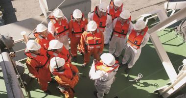 Stire din Economie : Împiedicăm schimburile de echipaje la nave, dar sprijinim migrația căpșunarilor!