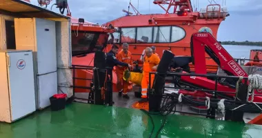 Trei persoane sunt în stare gravă la spital după ce un petrolier a explodat în Marea Neagră