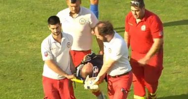 Arbitrul Marius Avram, scos cu targa de pe teren