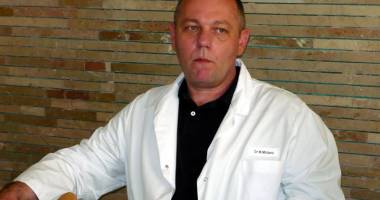 Stire din Eveniment : Flagrant DNA în Spitalul Județean Constanța. Șeful Clinicii de Chirurgie Vasculară, dr. Marius Militaru, și alți doi medici, reținuți pentru luare de mită