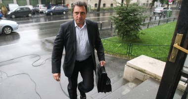 Stire din Eveniment : Sindicalistul Marius Petcu a fost adus în arestul Poliției Capitalei, după ce a fost condamnat la 7 ani de închisoare