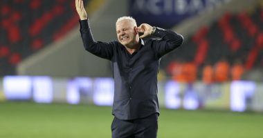 Stire din Sport : Marius Șumudică, internat într-un spital din Turcia