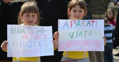 Stire din Cultură-Educație : "AJUTĂ MAMA ȘI COPILUL! EI DEPIND DE TINE!". Când va avea loc cel mai mare marș al Patriarhiei Române
