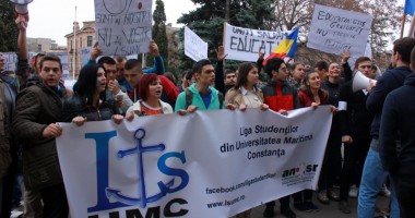 Stire din Cultură-Educație : Constanța răscolită de marșul de protest al studenților și elevilor