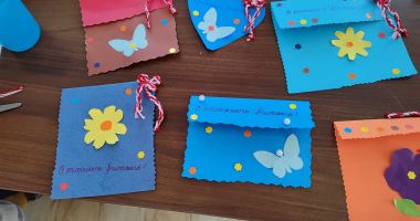 Stire din Social : Copiii de la centrele „Antonio” și „Orizont” au confecționat felicitări și mărțișoare