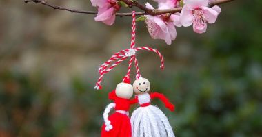 Ministerul Educaţiei nu interzice oferirea de flori şi mărţişoare în şcoli