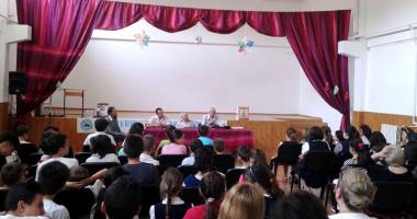 Stire din Cultură-Educație : Mărturisiri făcute elevilor de foști deținuți politici