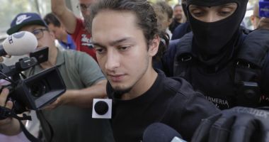 Stire din Eveniment : Tudor Duma, zis Maru, reţinut pentru 24 de ore în cazul decesului unui tânăr de 20 de ani, care s-a drogat în locuinţa sa