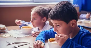 Stire din Cultură-Educație : Peste 500.000 de elevi și preșcolari vor beneficia de masă caldă sau pachet alimentar