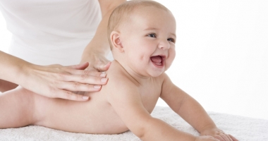 Stire din Sănătate : Beneficii și contraindicații ale masajului pediatric