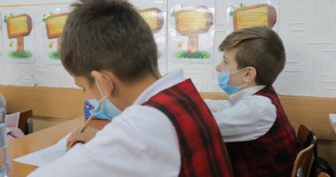 Elevii de clasa a VIII-a și a XII-a, obligați să poarte mască în timpul examenelor