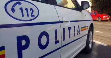 Stire din Actualitate : Doi tineri, amenințați cu pistolul cu electroșocuri pentru că nu purtau corespunzător masca