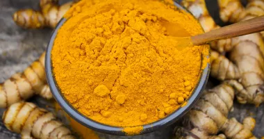 Stire din Sănătate : Măștile cu turmeric, secretul natural pentru un ten mai tânăr și luminos