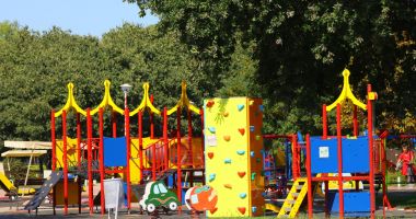 Stire din Social : Masca de protecţie, obligatorie pentru însoţitorii copiilor, în Ţara Piticilor şi Gravity Park