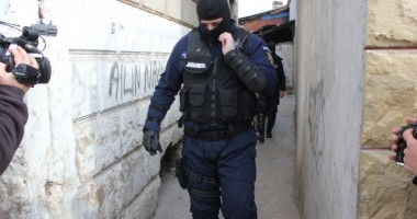 Stire din Eveniment : DESCINDERI CU MASCAȚI / Angajați CFR și polițiști suspectați de furturi de combustibil
