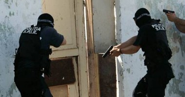 Stire din Eveniment : Mort în timpul perchezițiilor