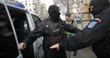Stire din Eveniment : PERCHEZIȚII la o grupare specializată în înșelăciuni și falsuri
