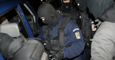 Stire din Eveniment : Intervenție cu MASCAȚI pentru prinderea unui ȘOFER BĂUT!