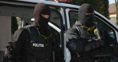 Stire din Eveniment : Descinderi la funcționari publici acuzați de abuz în serviciu și delapidare