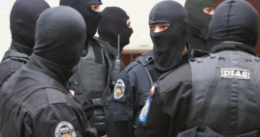 Stire din Eveniment : PERCHEZIȚII DE AMPLOARE LA TRAFICANȚII DE ȚIGĂRI