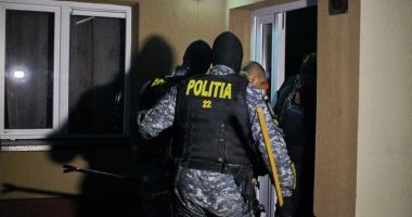 Stire din Eveniment : Percheziții într-un dosar de bunuri contrafăcute. Prejudiciul este de peste 50.000 de lei