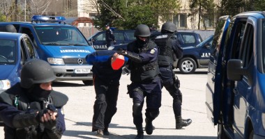 Stire din Eveniment : Dosarul evaziunii fiscale cu produse petroliere a băgat la "răcoare" patru persoane