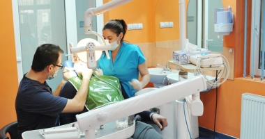 Stire din Social : Dentiștii se plâng că n-au bani nici  de-o măsea. Pacienții, condamnați să scoată bani din buzunare