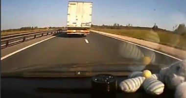Stire din Diverse : VIDEO/ Accident cumplit după ce cauciucul unui TIR a explodat. Șoferul a MURIT