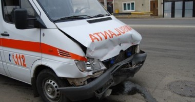Stire din Eveniment : Ambulanță implicată într-un accident rutier