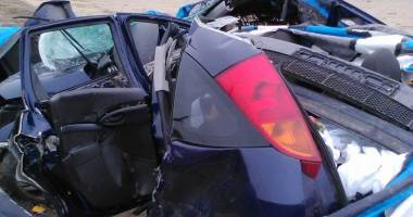 Stire din Eveniment : INCREDIBIL! Așa arată mașina care a intrat în stâlp cu peste 120 km/h / GALERIE FOTO
