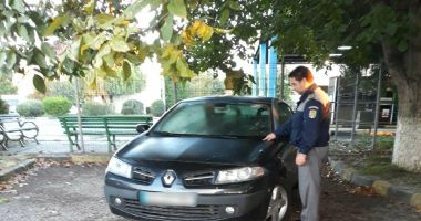 Prins cu mașina furată, pe platformă!