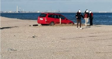 Stire din Actualitate : Un șofer a fost amendat cu 10.000 de lei, după ce a rămas blocat cu mașina pe plajă în Constanța