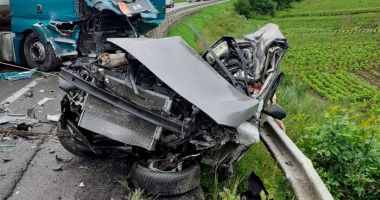 Doi tineri au murit într-un accident cumplit. Mașina a fost făcută bucăți după ce s-a izbit de o cisternă