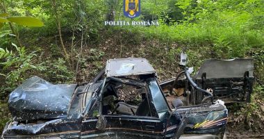 Stire din Eveniment : O mașină a căzut în gol, pe Transfăgărășan. Cum s-a întâmplat incidentul
