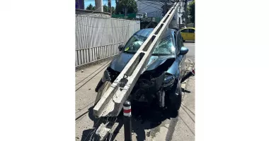 Șoferiță de 19 ani, rănită după ce a intrat cu mașina într-un stâlp de beton