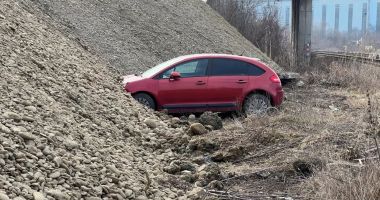 Stire din Social : Incident neobișnuit pe șantier. O mașină a fost acoperită cu pietriș de muncitori, din greșeală