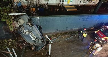 Stire din Eveniment : O maşină a căzut de la etajul al doilea al unei parcări. Şoferul, un tânăr de 20 de ani, fără permis
