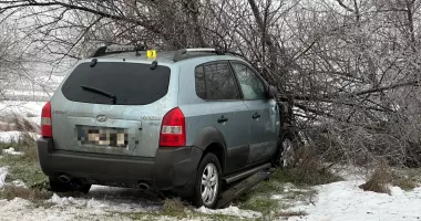 Stire din Eveniment : Accident grav cu două victime. Un autoturism a intrat într-un pom