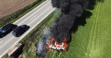 Stire din Eveniment : O mașină electrică s-a făcut scrum după un accident rutier. Două persoane au ajuns la spital